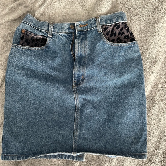 Palmettos Dresses & Skirts - Vintage Palmetto’s Dungarees Denim Mini Skirt Leopard Accent Size 9